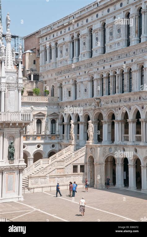 marmortreppe des palazzo versace in mailand